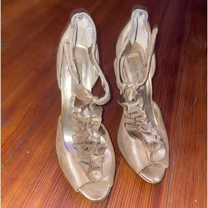 💛 Ruffled Gold Heels 💛